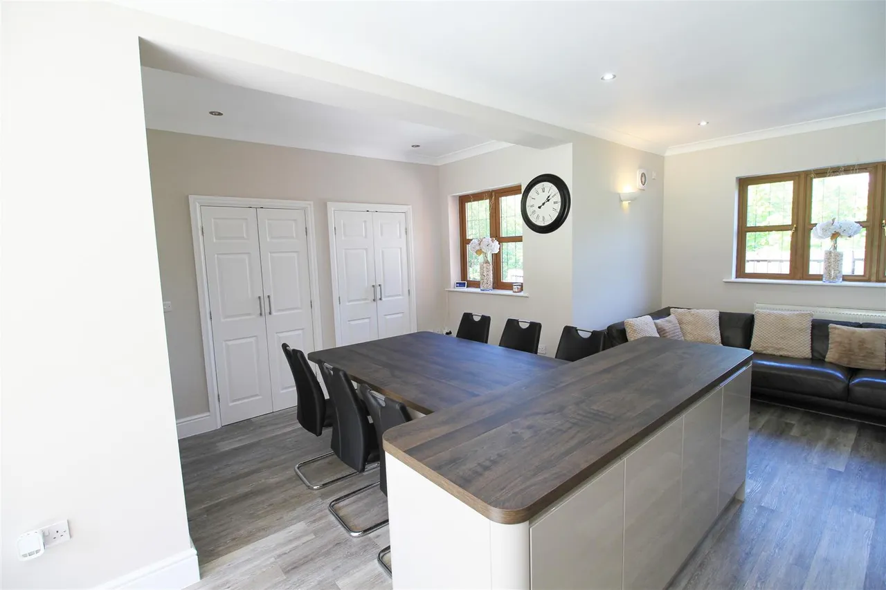 Huddersfield Road, Carrbrook, photo 7