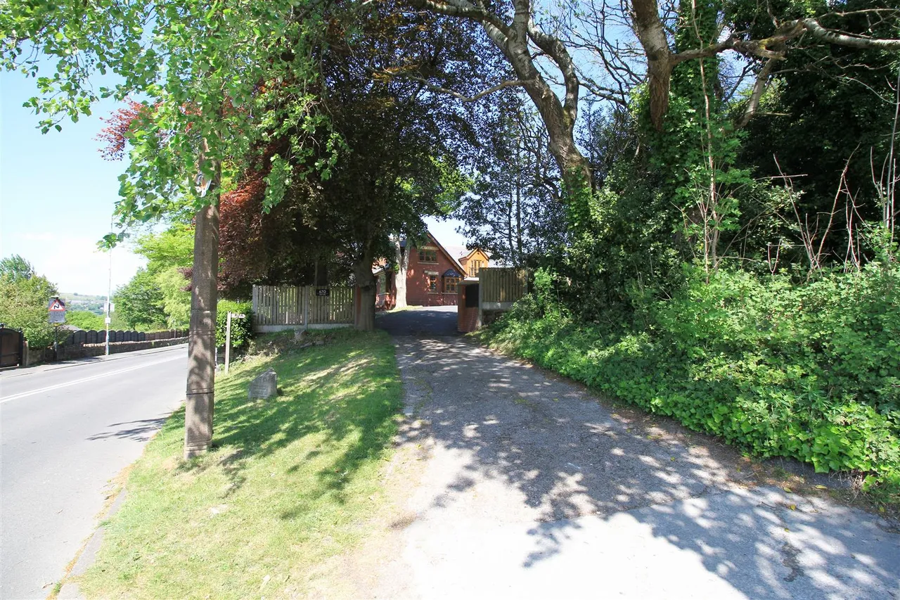 Huddersfield Road, Carrbrook, photo 44
