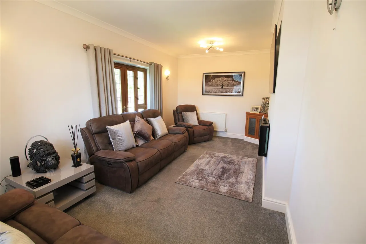 Huddersfield Road, Carrbrook, photo 18