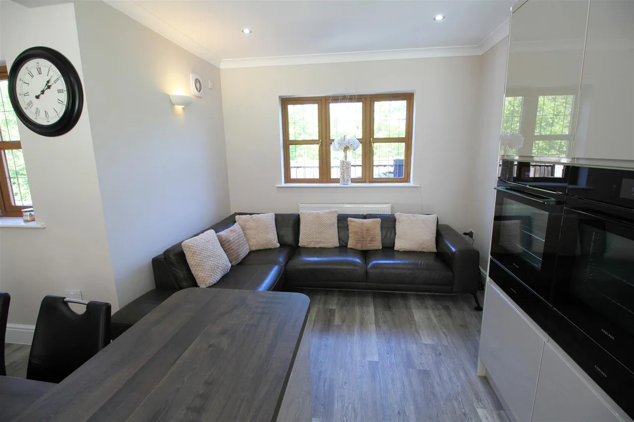 Huddersfield Road, Carrbrook, photo 8