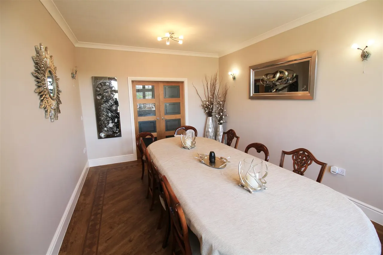 Huddersfield Road, Carrbrook, photo 17