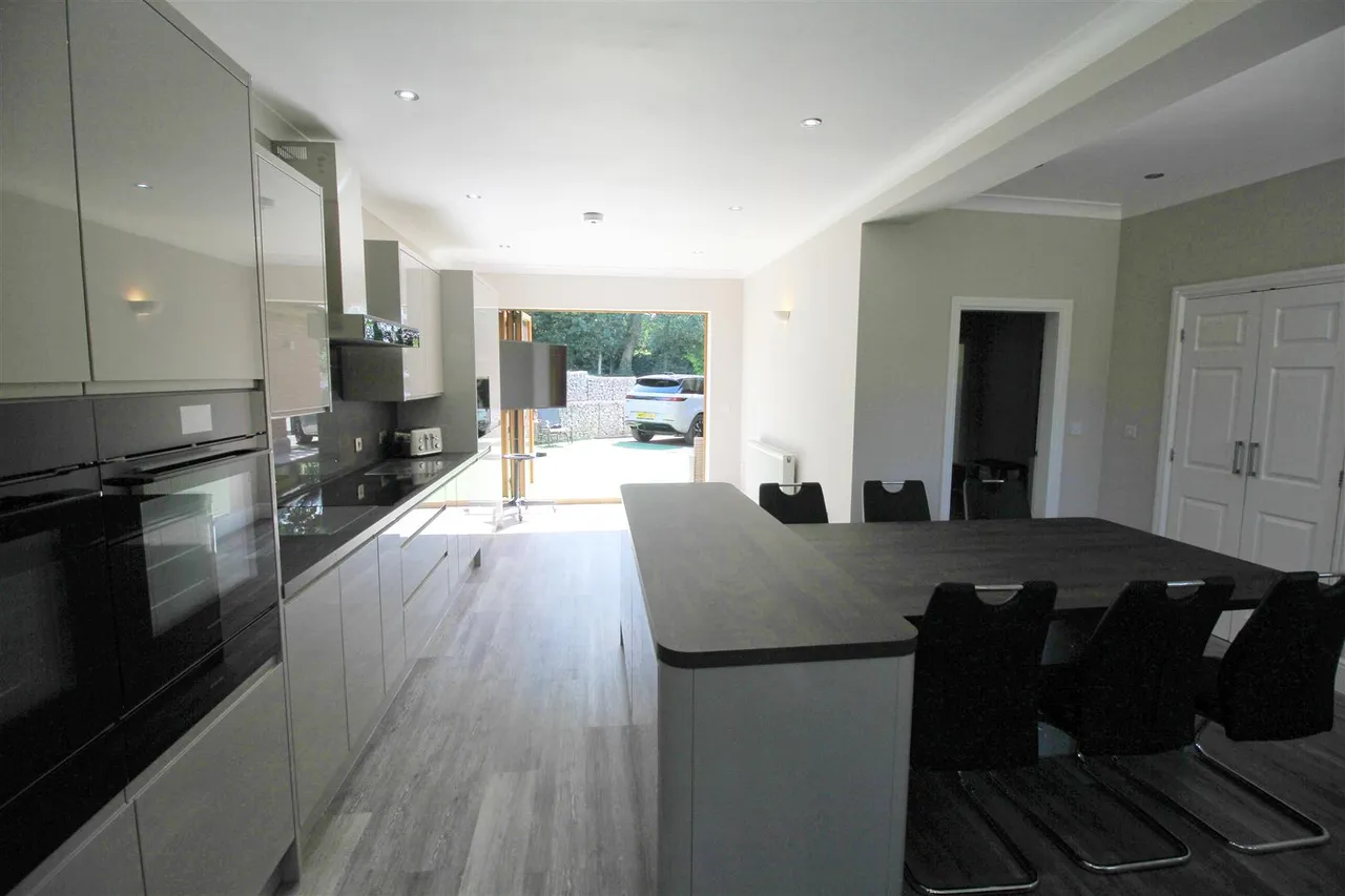 Huddersfield Road, Carrbrook, photo 5