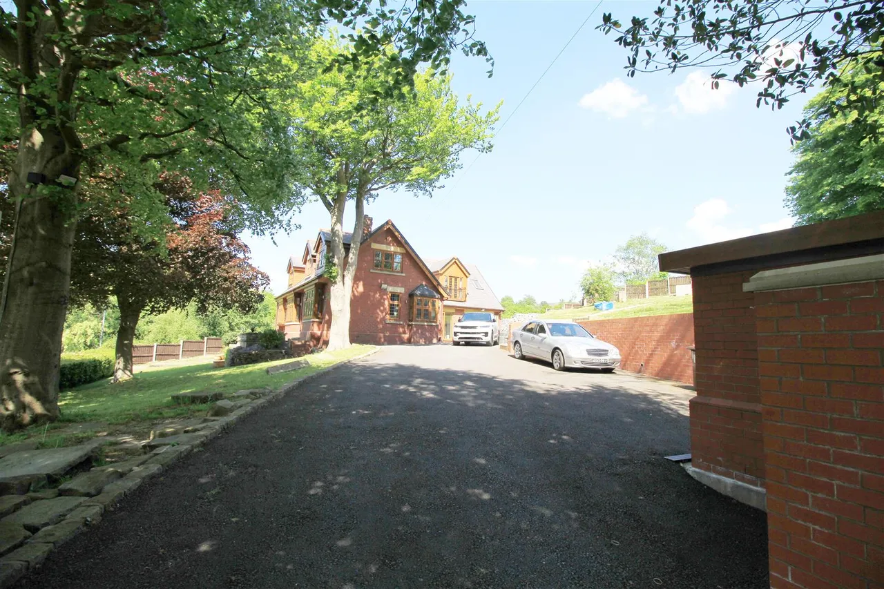 Huddersfield Road, Carrbrook, photo 38