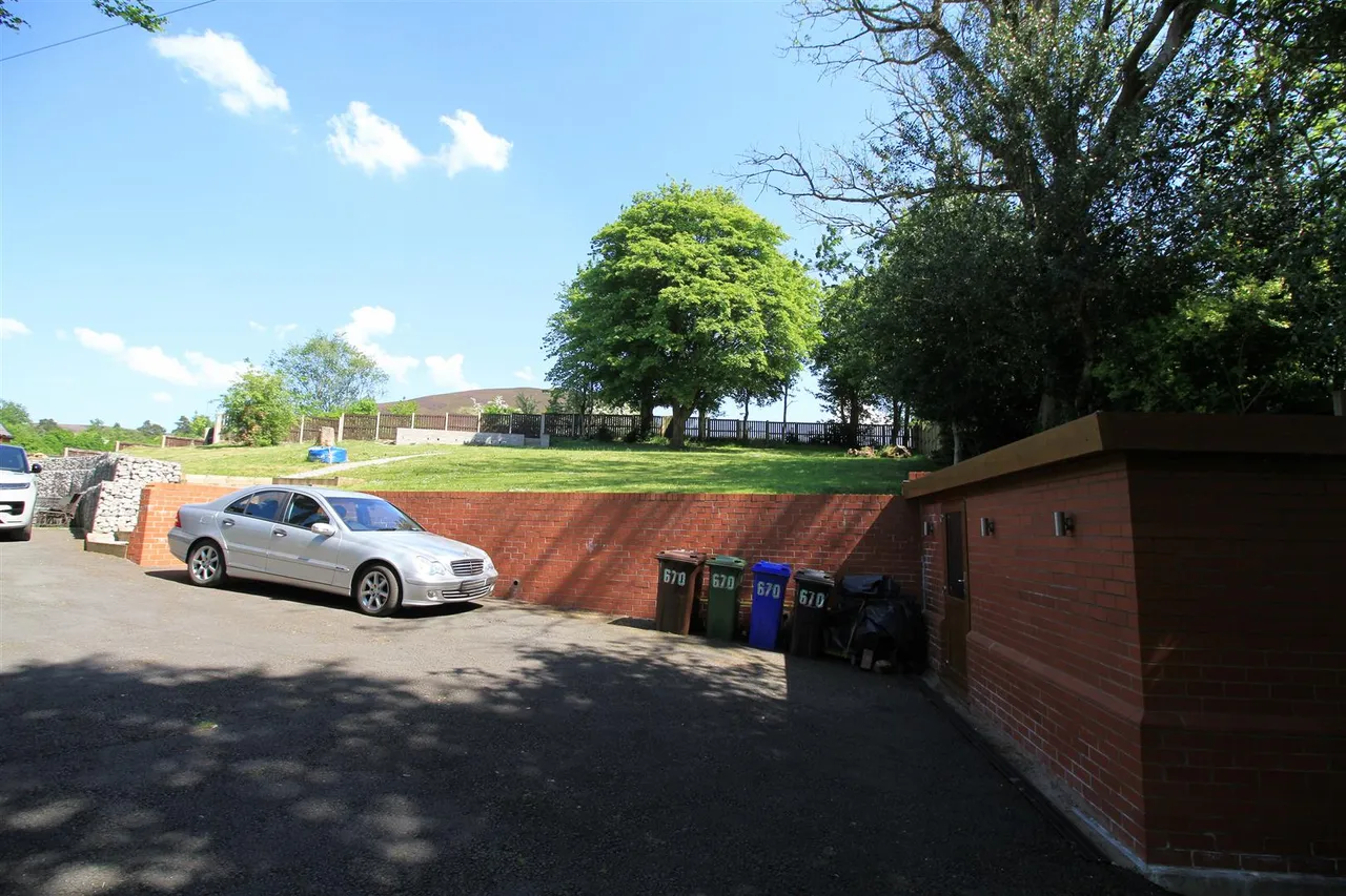 Huddersfield Road, Carrbrook, photo 39