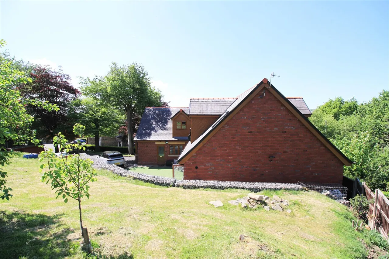 Huddersfield Road, Carrbrook, photo 46