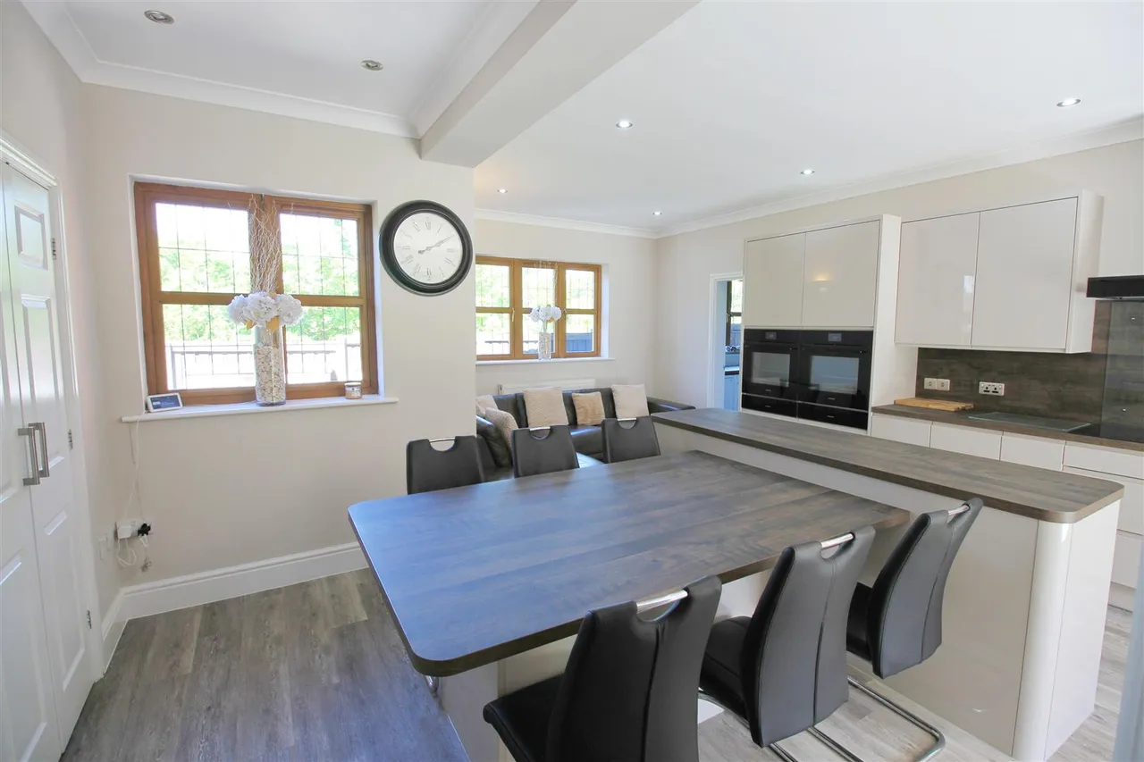 Huddersfield Road, Carrbrook, photo 9