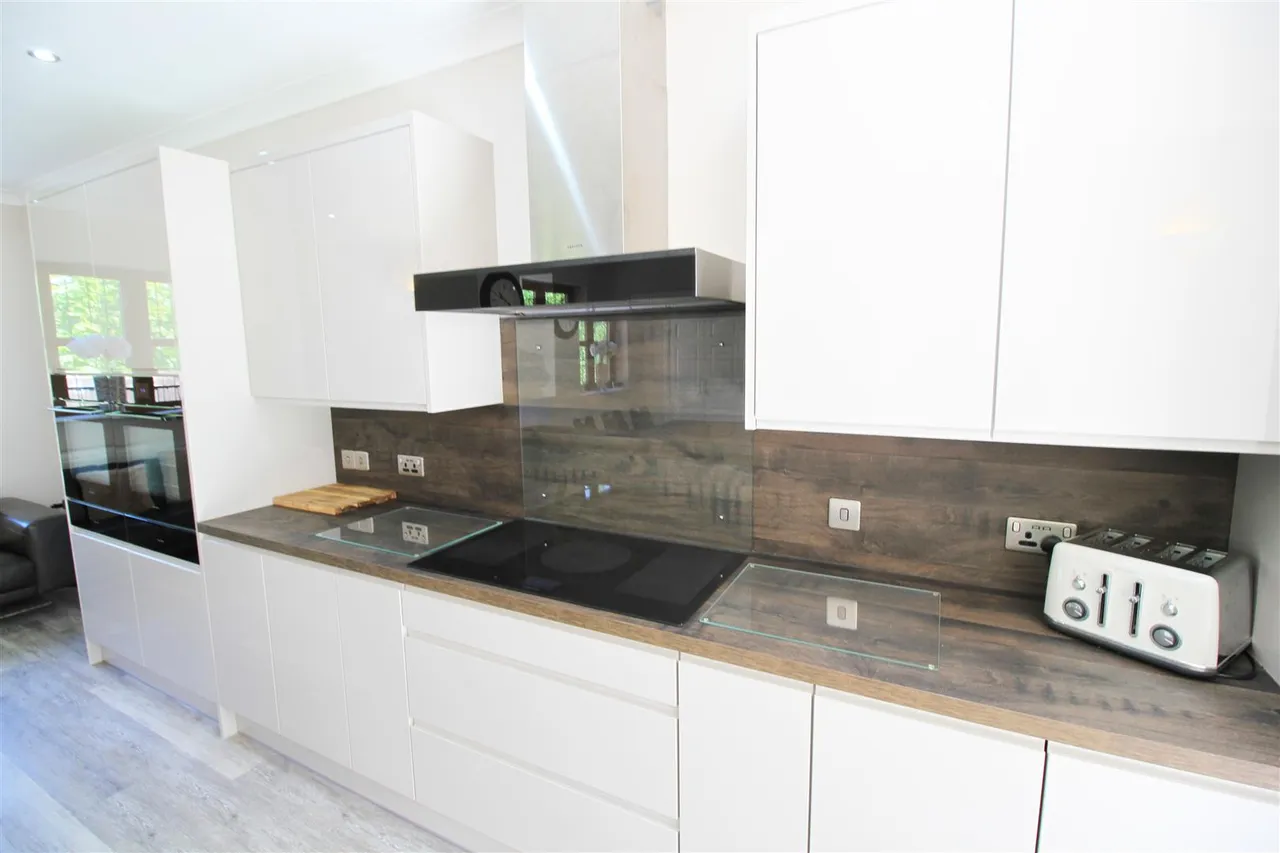 Huddersfield Road, Carrbrook, photo 6