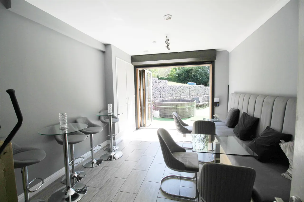 Huddersfield Road, Carrbrook, photo 13