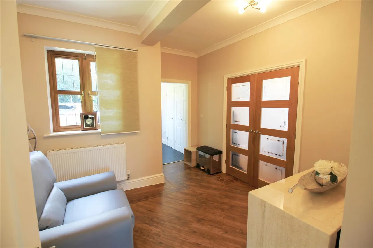 Huddersfield Road, Carrbrook, photo 15
