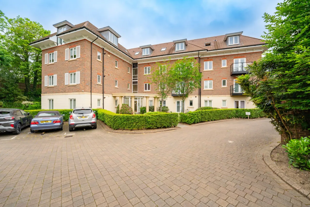 2 bed flat for sale, Maplewood Court, Ashford