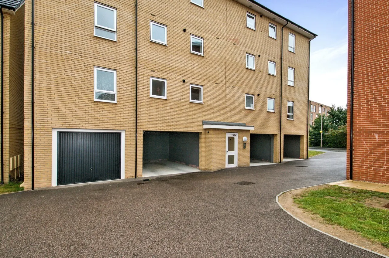 2 bed flat for sale — Gumley Road, Grays, Essex, RM20