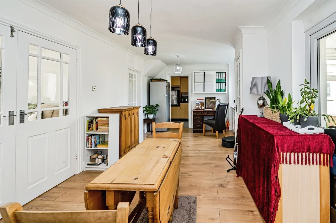 Abbotts Way, SLOUGH, photo 9