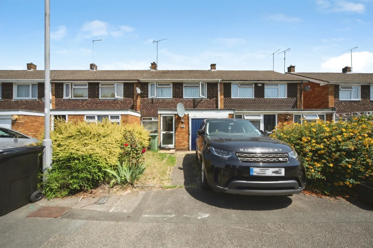 3 bed house for sale — Andover Close, Luton