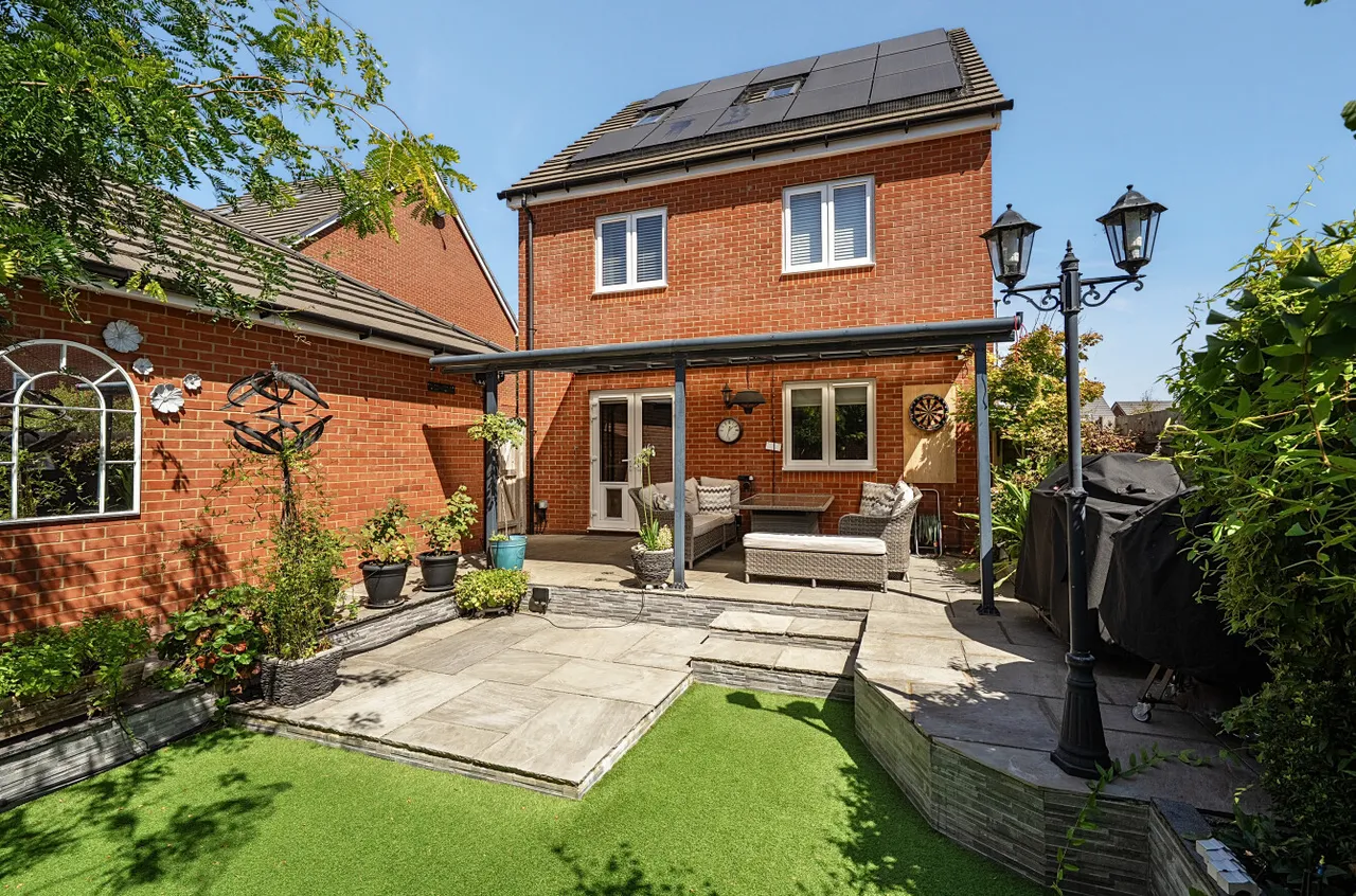 Hunstanton Drive, Binfield, Bracknell, Berkshire, RG42 4JA, photo 2