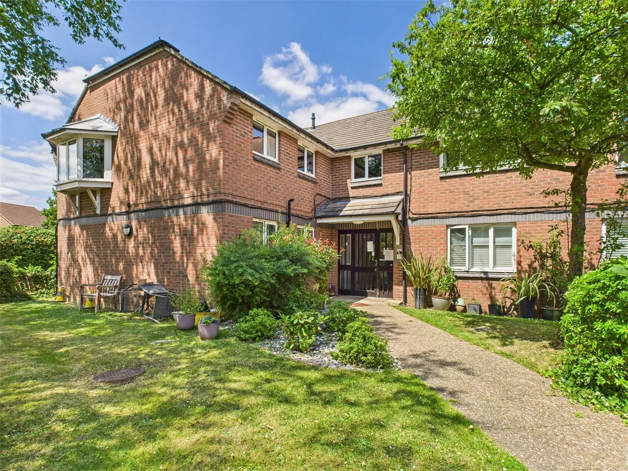 1 bed flat for sale, Chichester Close, Hampton, TW12