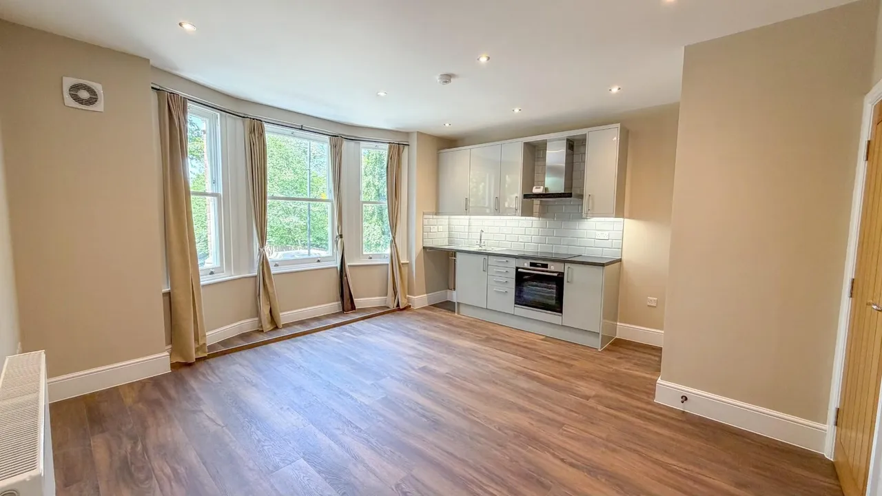 Silver Street, Enfield EN1 3EF, photo 2