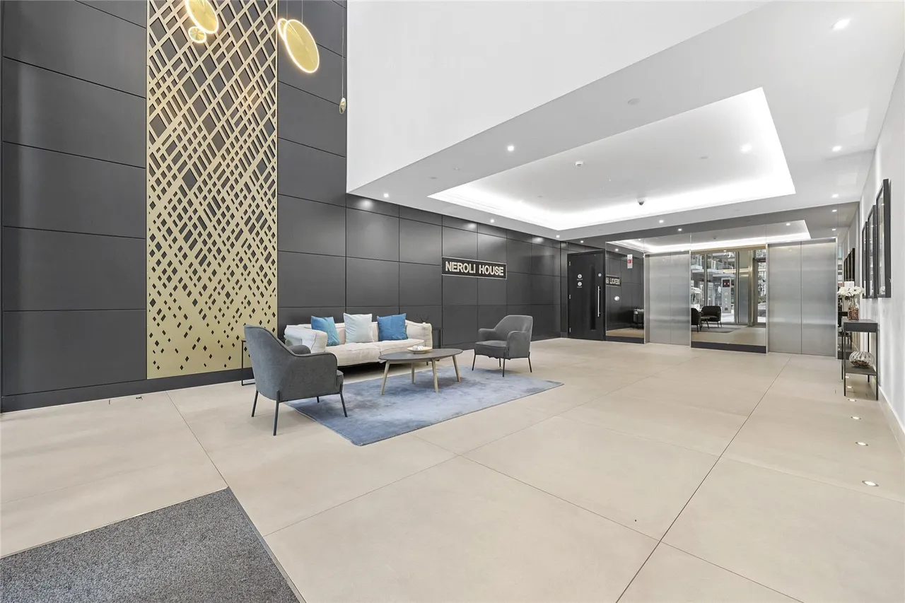 Piazza Walk, Aldgate, E1, photo 19