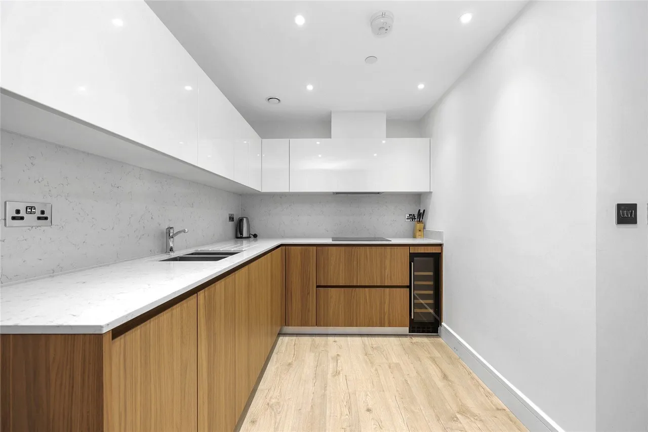 Piazza Walk, Aldgate, E1, photo 10