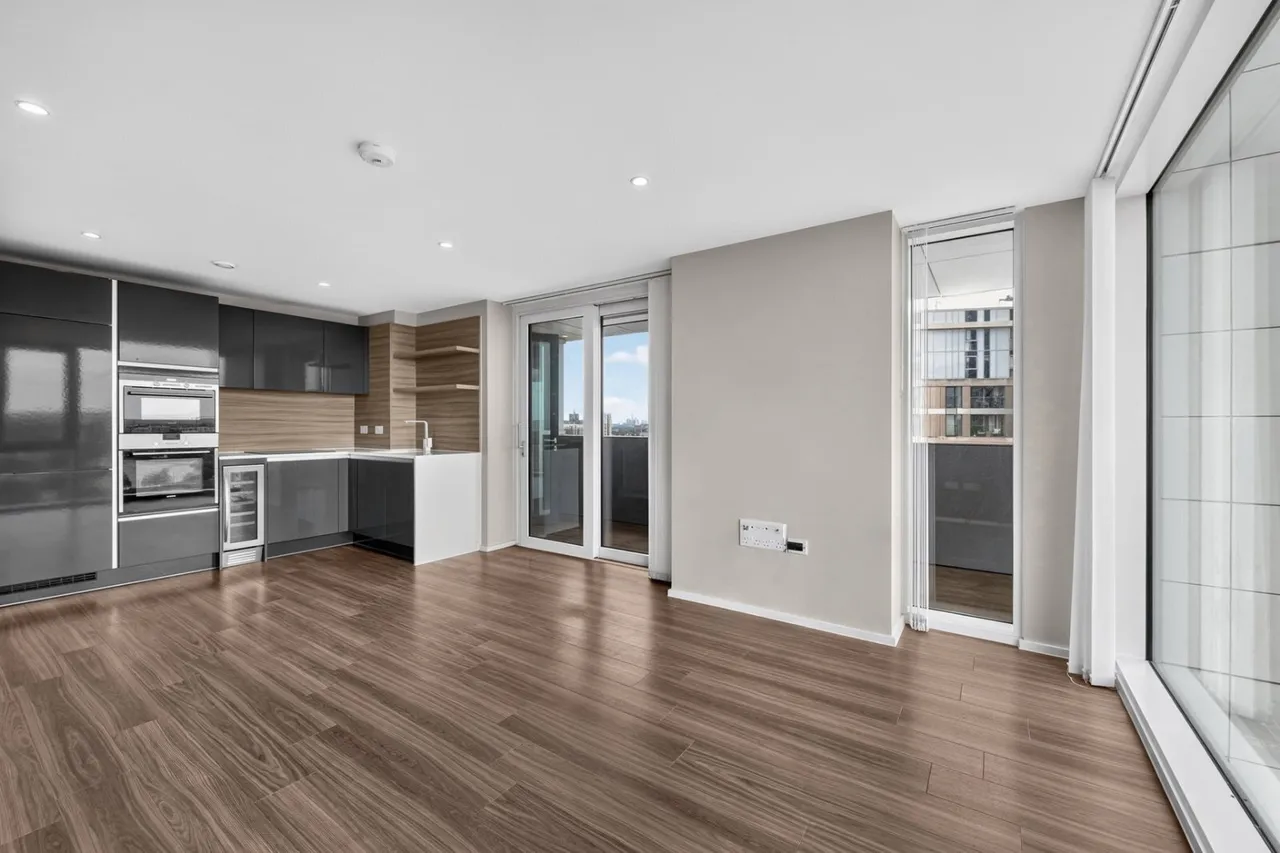 2 bed flat for sale, Spectrum Way, London, SW18
