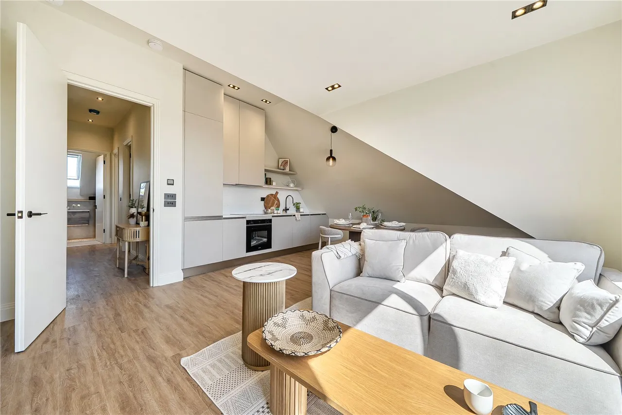2 bed flat for sale, Creswick Road, London, W3