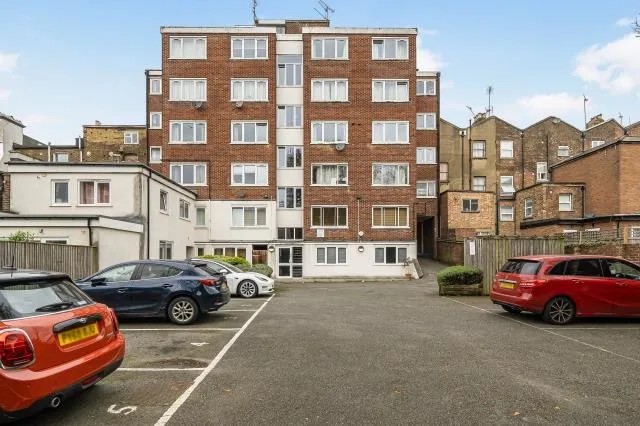 Regents Park Road, London, N3, photo 20