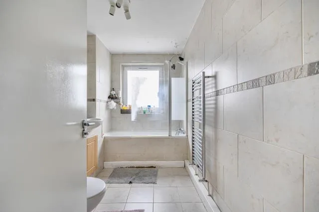 Regents Park Road, London, N3, photo 17