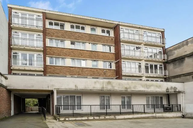 2 bed flat for sale, Regents Park Road, London, N3