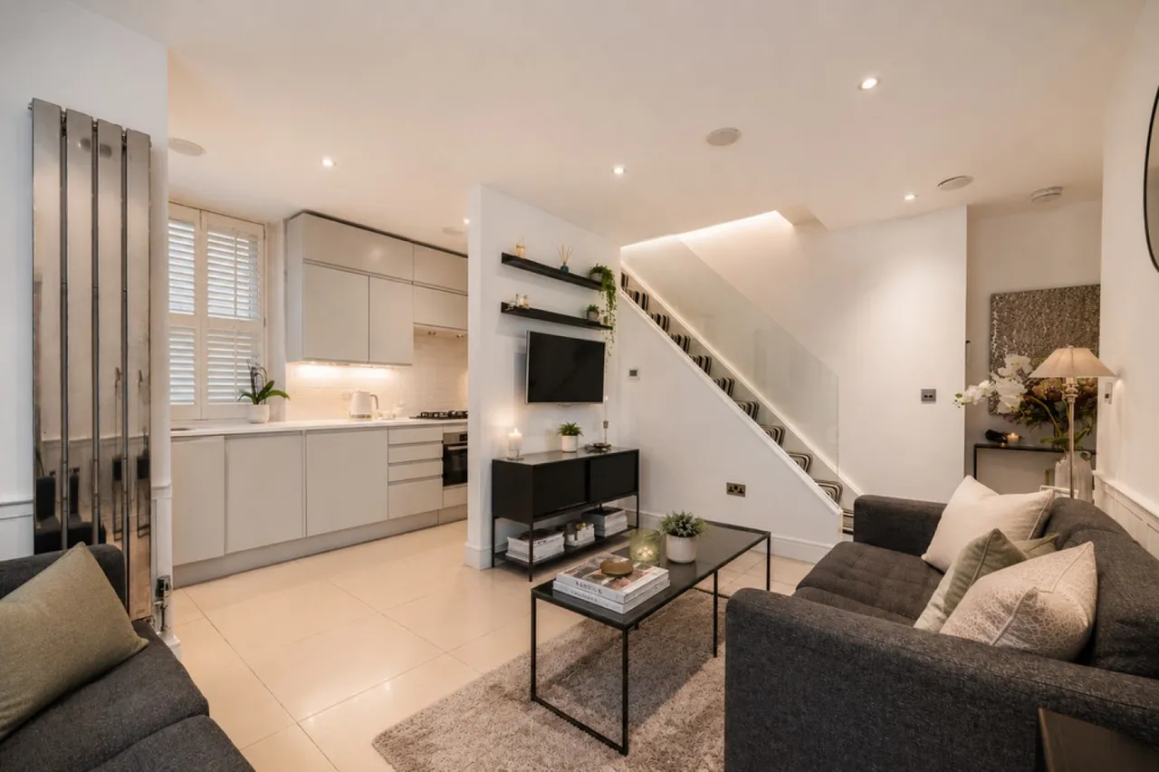 2 bed flat for sale — Hollywood Court , Chelsea