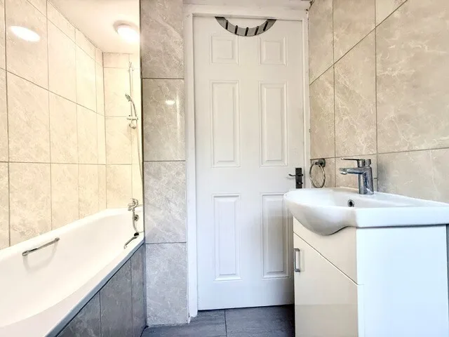Manor Road, Chigwell, IG7, photo 9