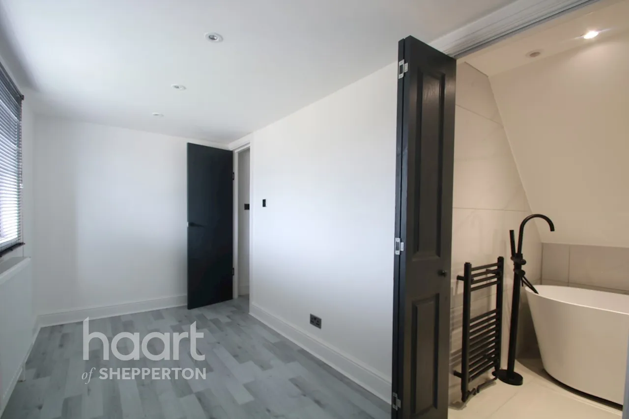 Chaplin Crescent, Sunbury-On-Thames, TW16, photo 13
