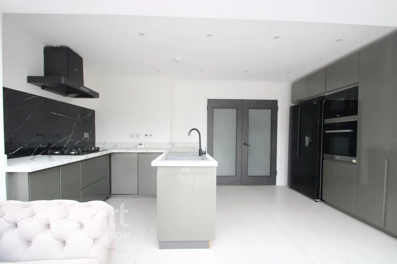 Chaplin Crescent, Sunbury-On-Thames, TW16, photo 6