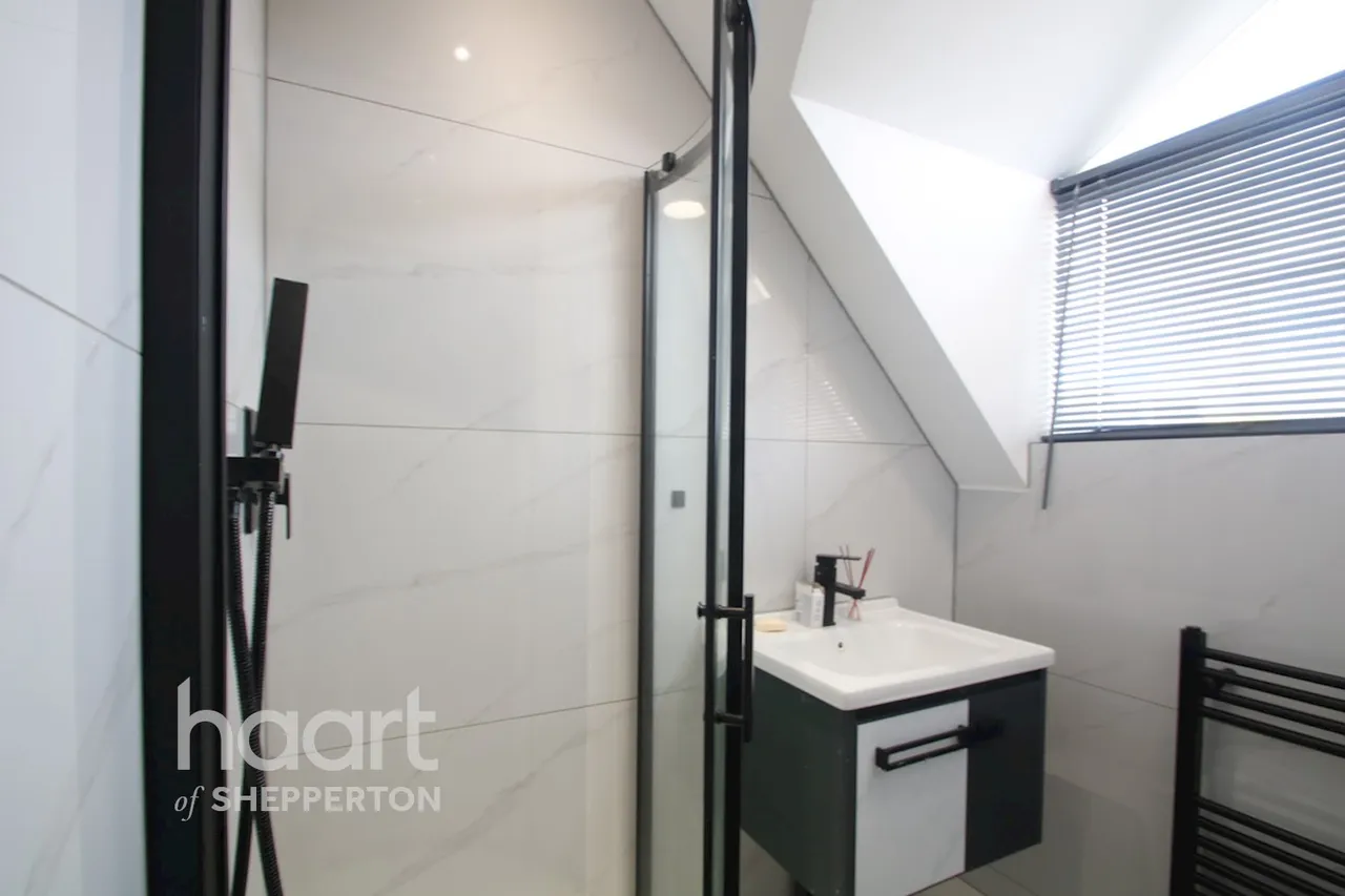 Chaplin Crescent, Sunbury-On-Thames, TW16, photo 10