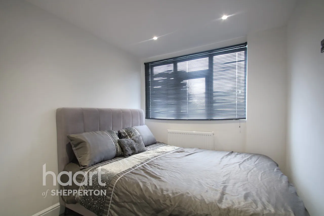 Chaplin Crescent, Sunbury-On-Thames, TW16, photo 9