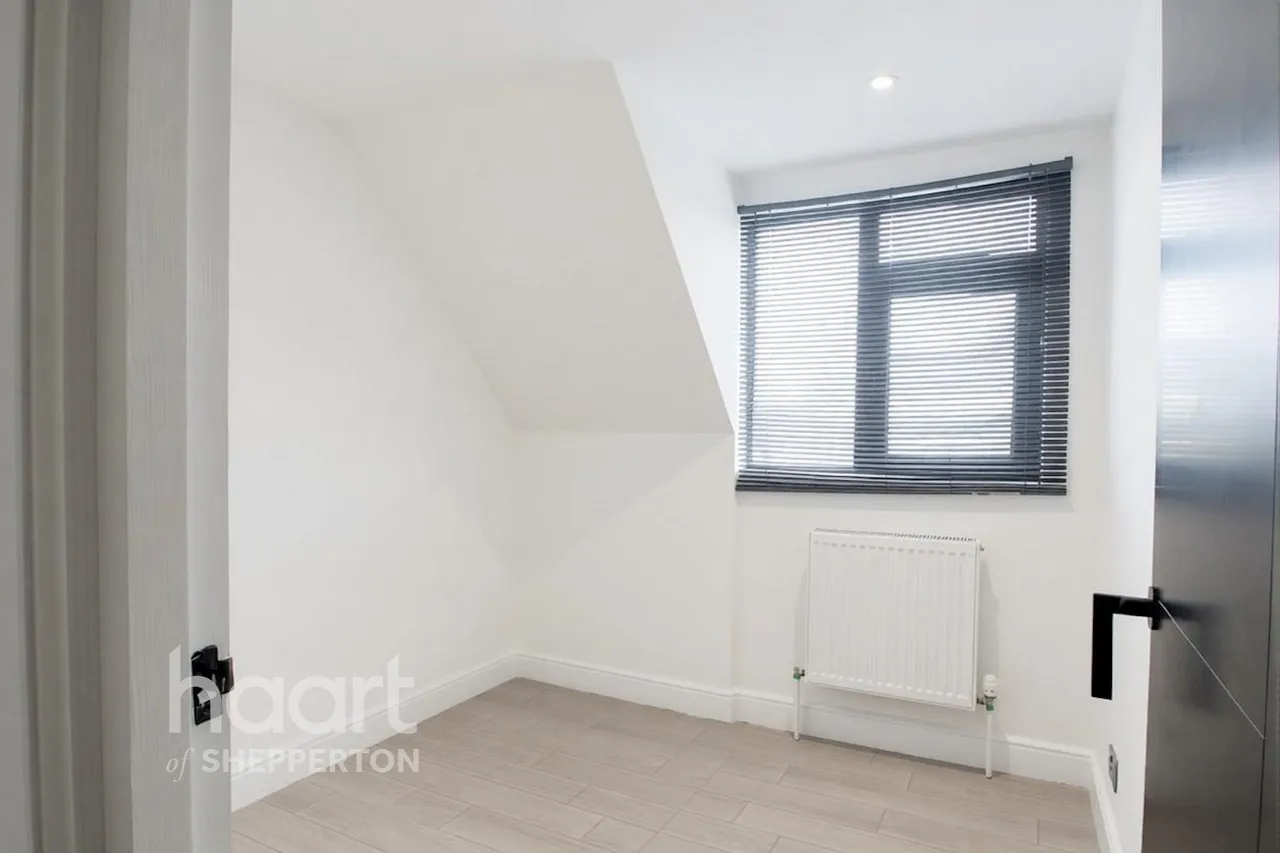 Chaplin Crescent, Sunbury-On-Thames, TW16, photo 8