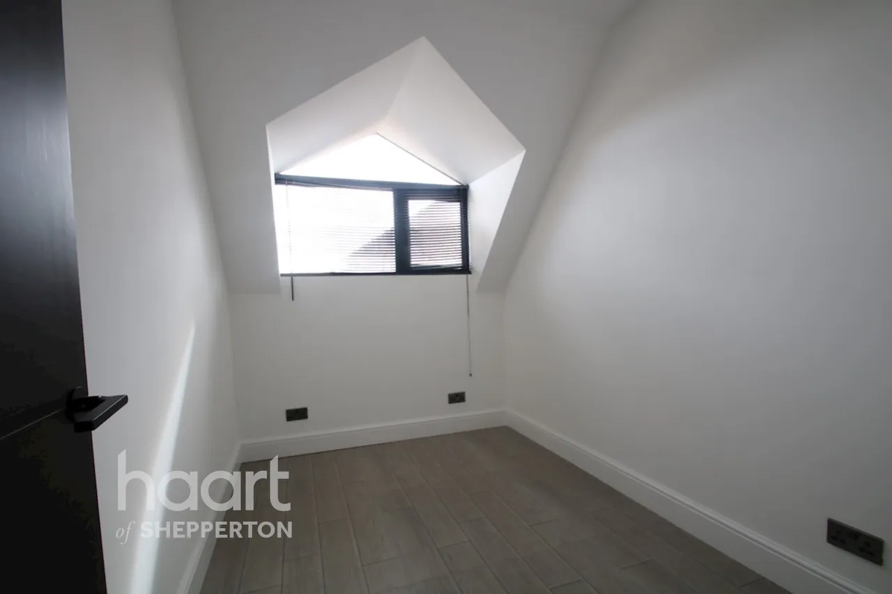 Chaplin Crescent, Sunbury-On-Thames, TW16, photo 11