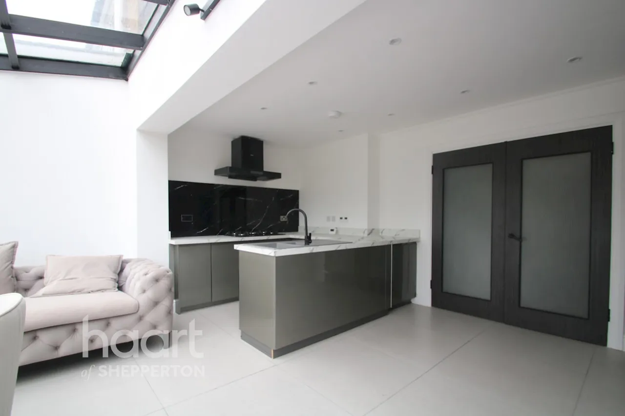 Chaplin Crescent, Sunbury-On-Thames, TW16, photo 5
