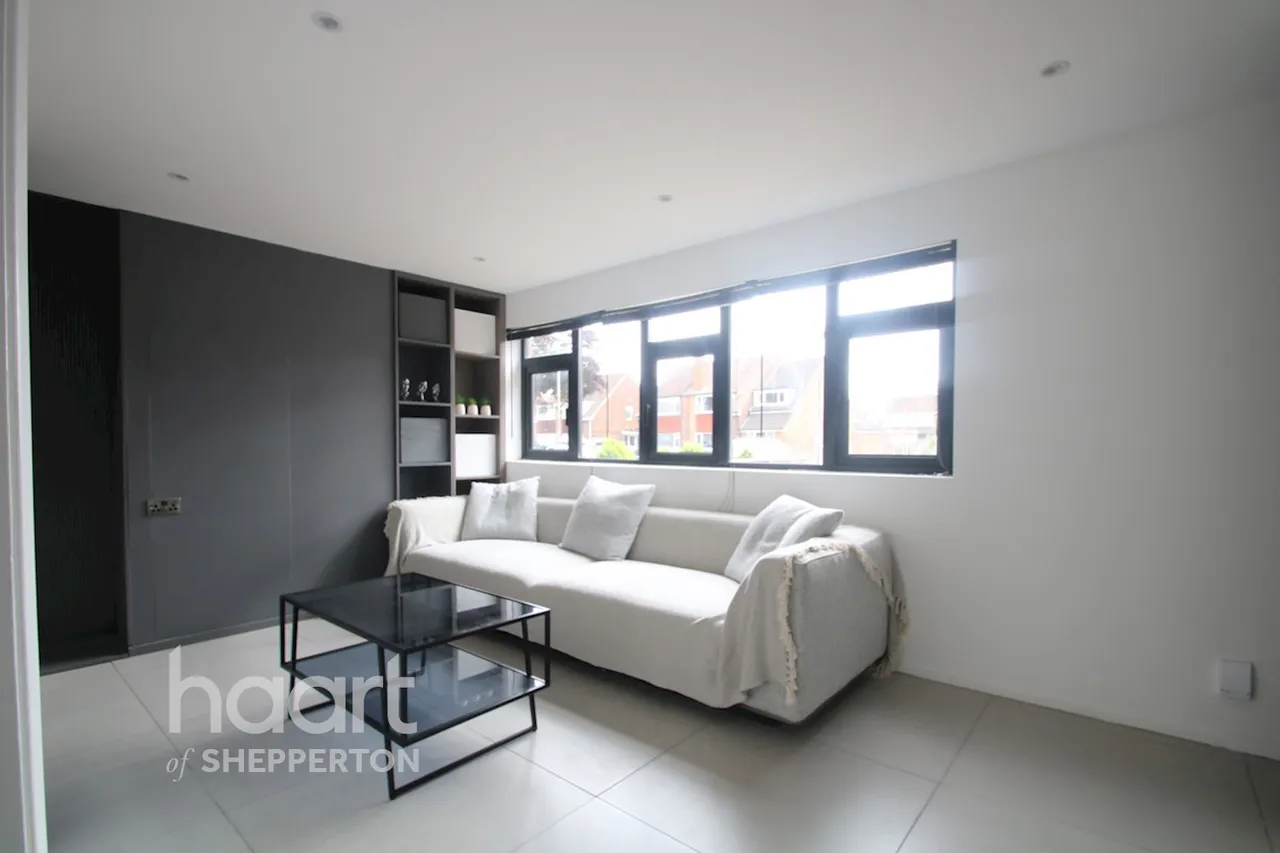 Chaplin Crescent, Sunbury-On-Thames, TW16, photo 3
