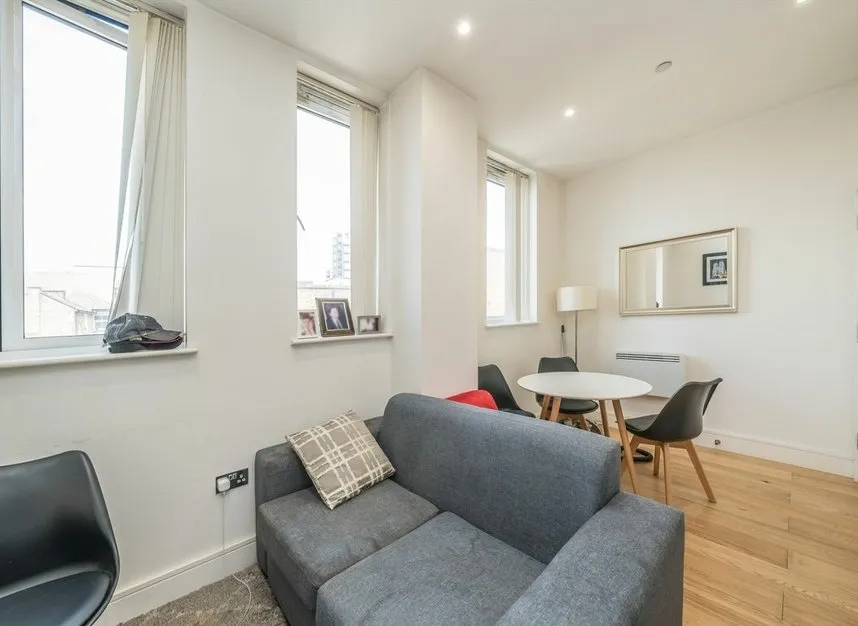 Douglas Road, Hounslow, TW3, photo 2