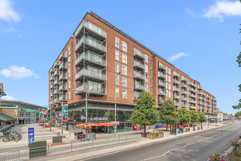 3 bed flat for sale, The Heart, Walton-On-Thames, KT12