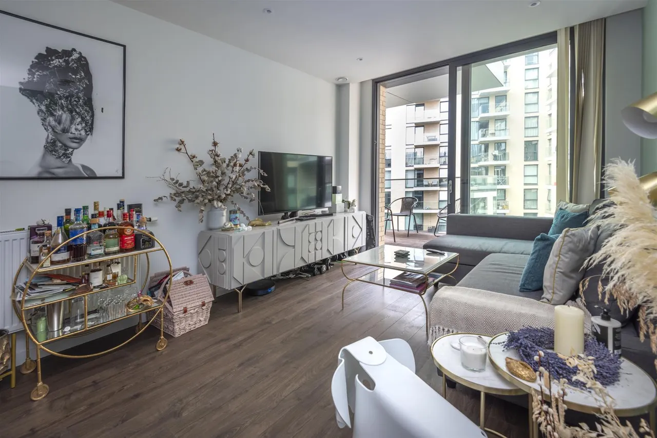 2 bed flat to rent — Bridle Mews, London, E1 8ZD