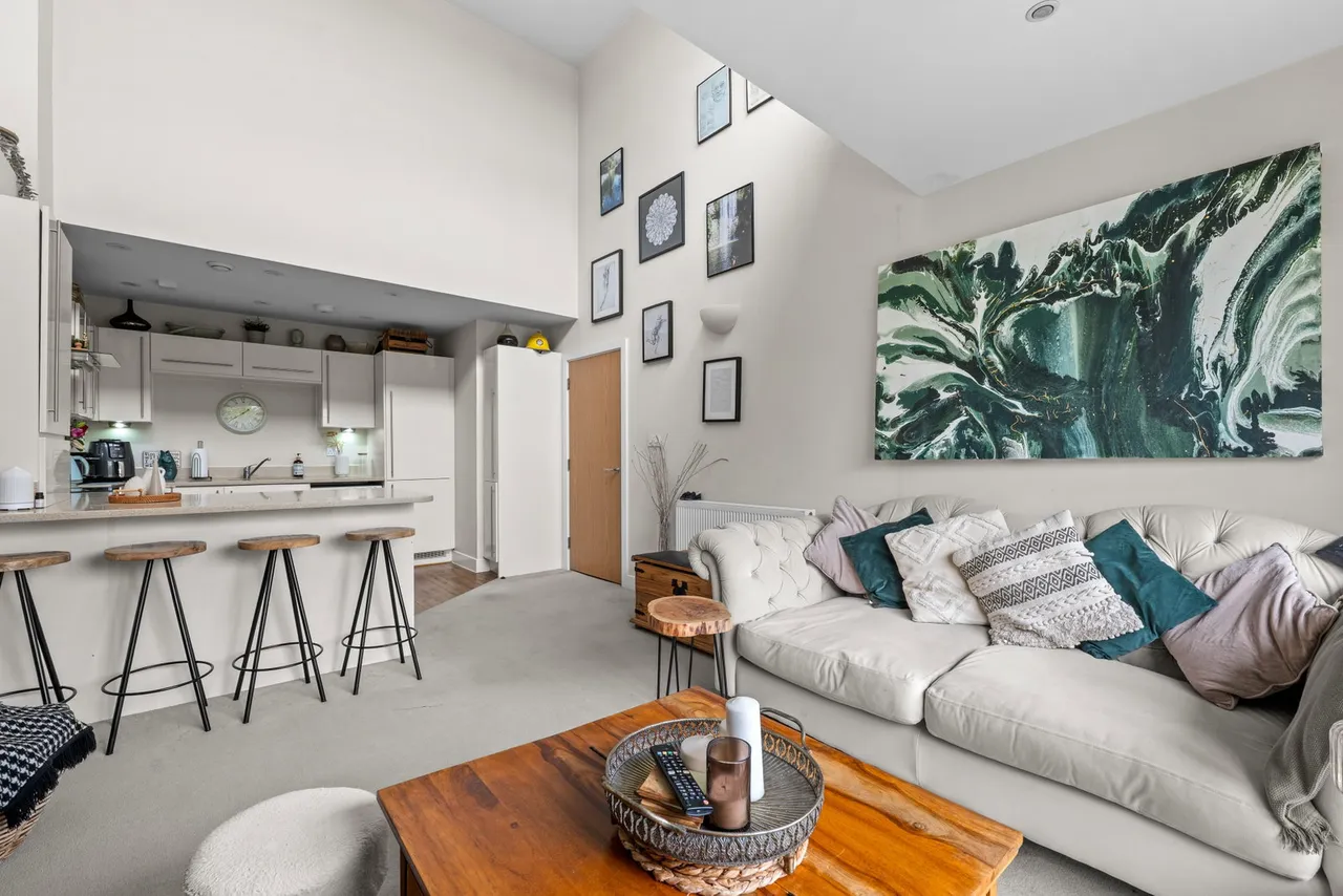 1 bed flat for sale, Canalside, Redhill, RH1