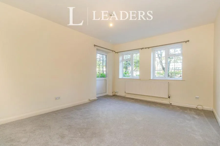 Hersham Road, Walton-on-Thames, KT12, photo 3