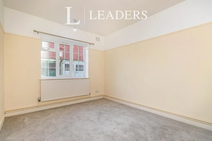 Hersham Road, Walton-on-Thames, KT12, photo 7
