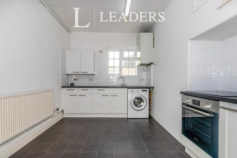 2 bed flat to rent, Hersham Road, Walton-on-Thames, KT12
