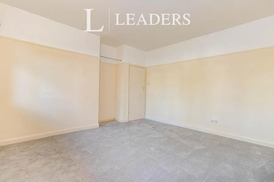 Hersham Road, Walton-on-Thames, KT12, photo 4