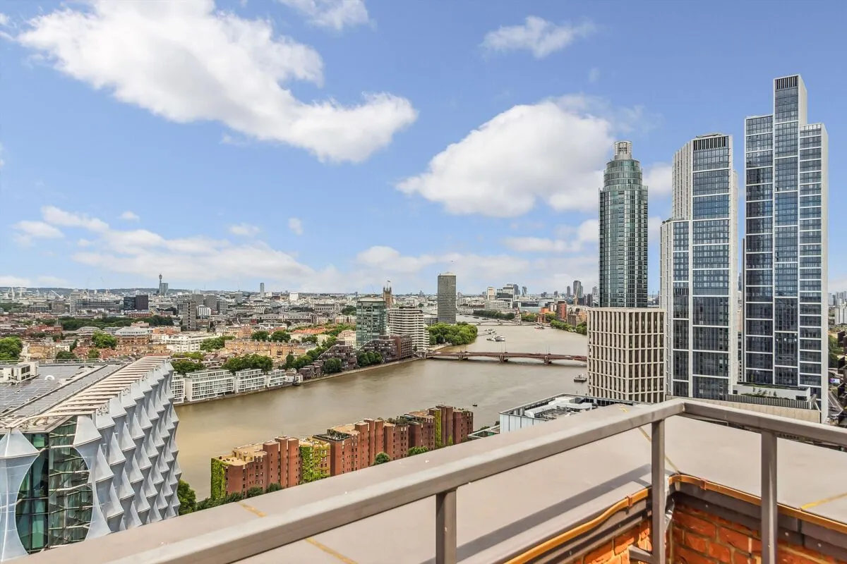 3 bed flat for sale, Viaduct Gardens, London, SW11