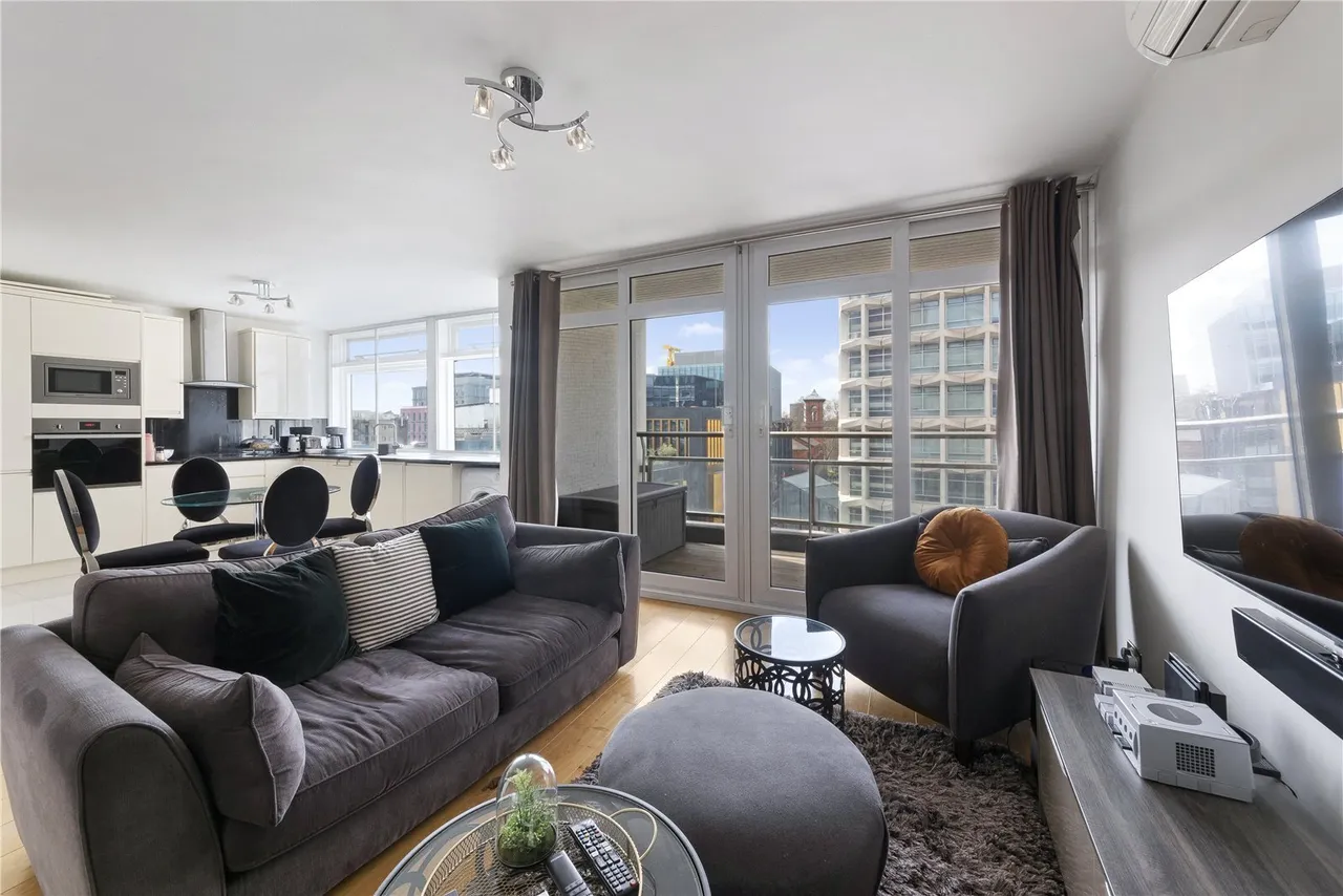 2 bed flat to rent, St. Giles High Street, London, WC2H