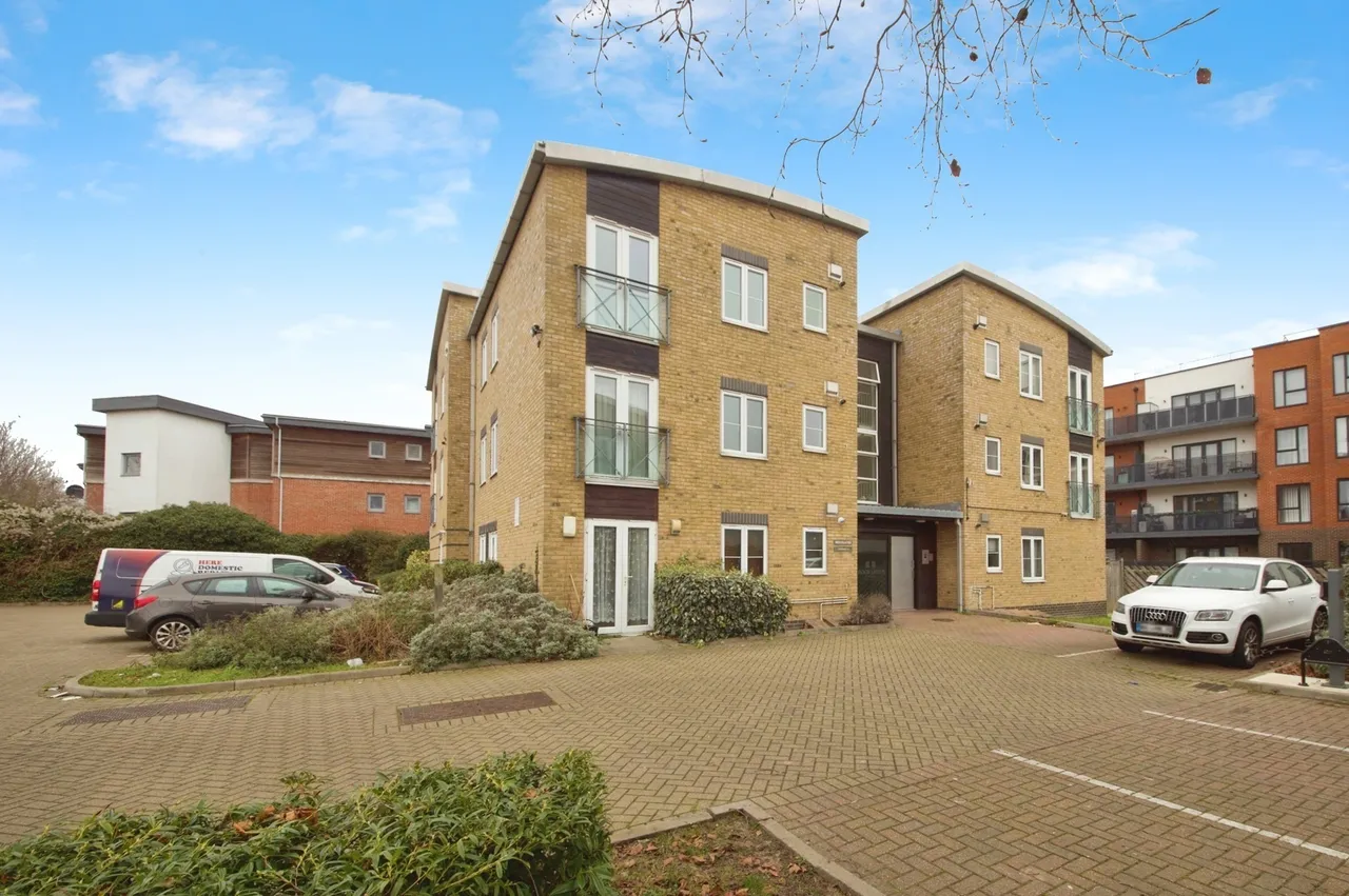 2 bed flat for sale — Romside Place, Romford, RM7