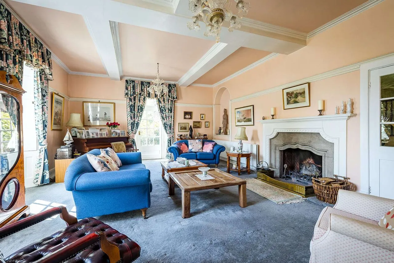 Puttenham Heath Road, Puttenham, Guildford, Surrey, GU3 1AP, photo 6