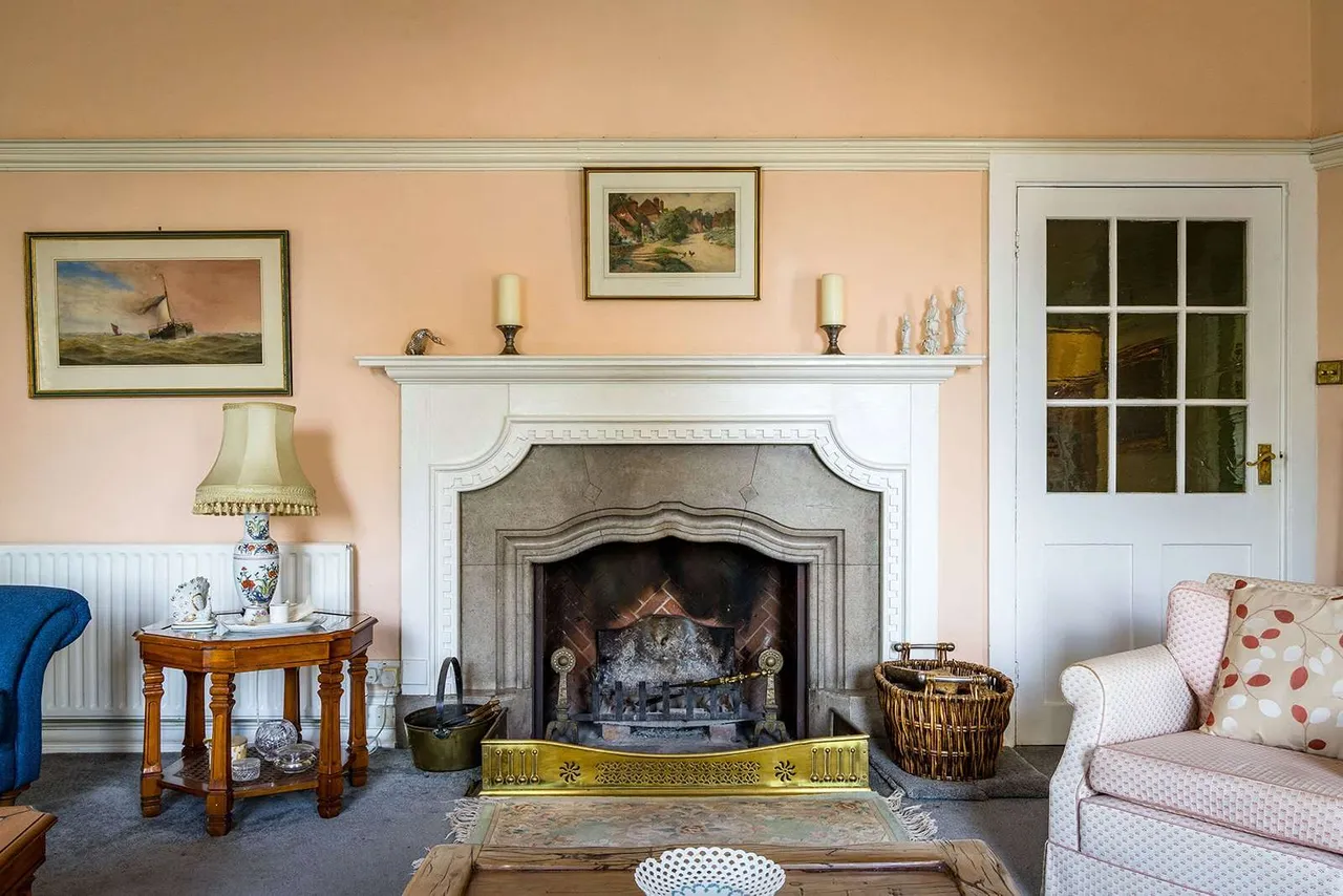 Puttenham Heath Road, Puttenham, Guildford, Surrey, GU3 1AP, photo 8
